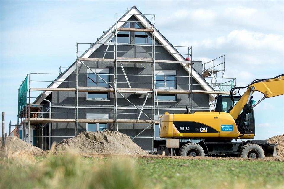 Für ein ausreichendes Angebot an Wohneigentum muss laut Immobilienverband im Saarland mehr gebaut werden (Symbolbild) picture alliance/dpa