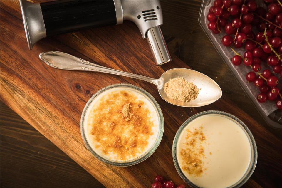Für eine Crème brûlée ist der Flambierbrenner ein Muss. Nur so erzeilt man eine schöne goldbraune und krachend-knusprige Karamellschicht.picture alliance / dpa-tmn