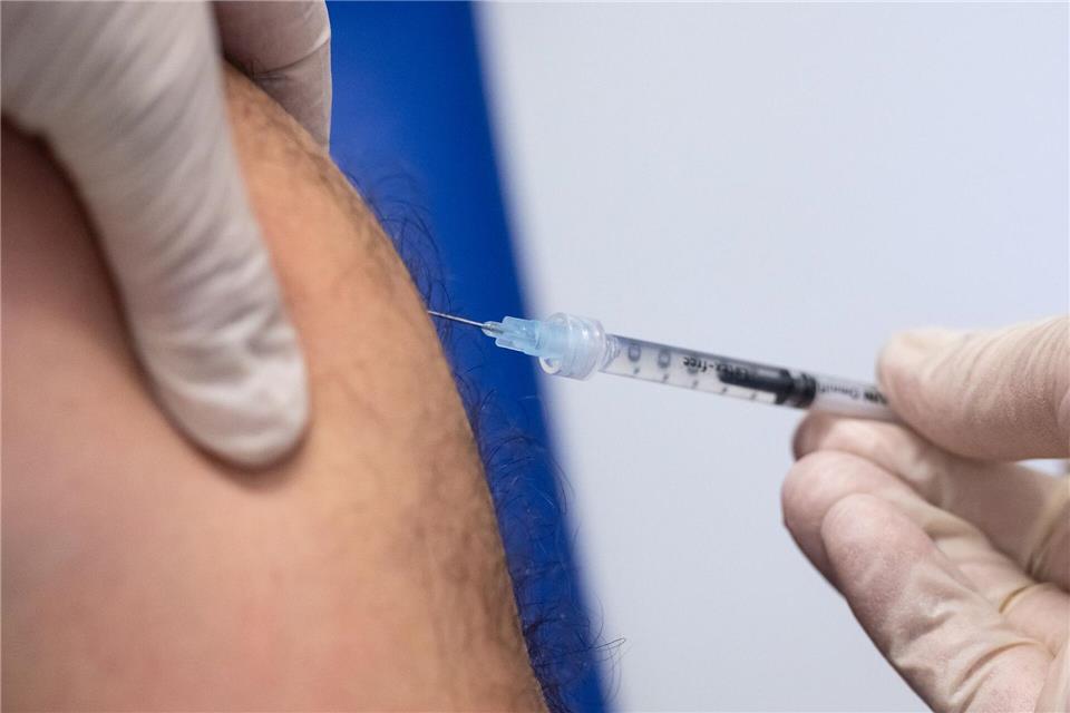 Für eine Grundimmunisierung sind zwei Dosen erforderlich (Archivbild).Sven Hoppe/dpa