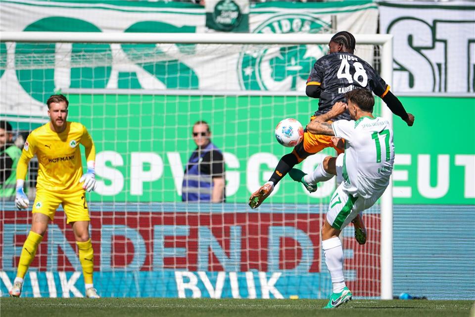 Nach Blitz-Rot: Kaiserslautern beendet Auswärtsfluch Für eine Notbremse sah Fürths Noah König nach knapp 30 Sekunden die Rote Karte.Daniel Karmann/dpa