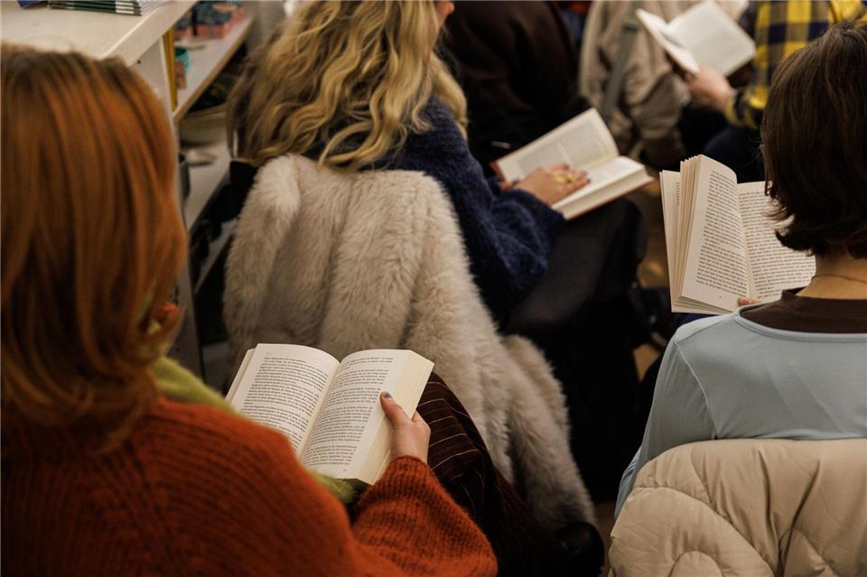 Für eine Stunde sind alle vertieft in ihre Bücher Hannes P. Albert/dpa