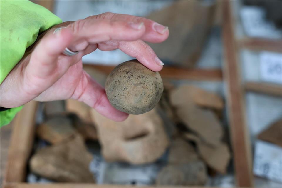 Für eine Überraschung sorgte eine vermutlich mit Steinen gefüllte Tonkugel, bei der es sich den Archäologen zufolge um eine Rassel handelt, die möglicherweise für Bestattungsrituale verwendet worden ist. Jan Woitas/dpa