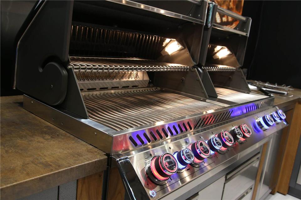 Für eine ganze Küchenzeile im Freien hat nicht jeder Platz - dann ist ein Grill mit etwas Stauraum eine gute Alternative.Ina Fassbender/dpa-tmn