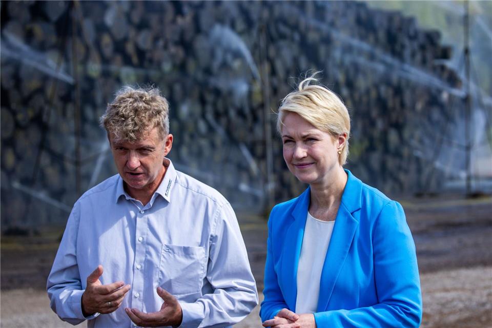 Für eine ganze Reihe von Unternehmen in MV ist der Export von existenzieller Bedeutung. Die jüngsten Zahlen lassen auf ein Wachstum hoffen, doch die US-Zollpolitik schürt neue Sorgen.   Jens Büttner/dpa