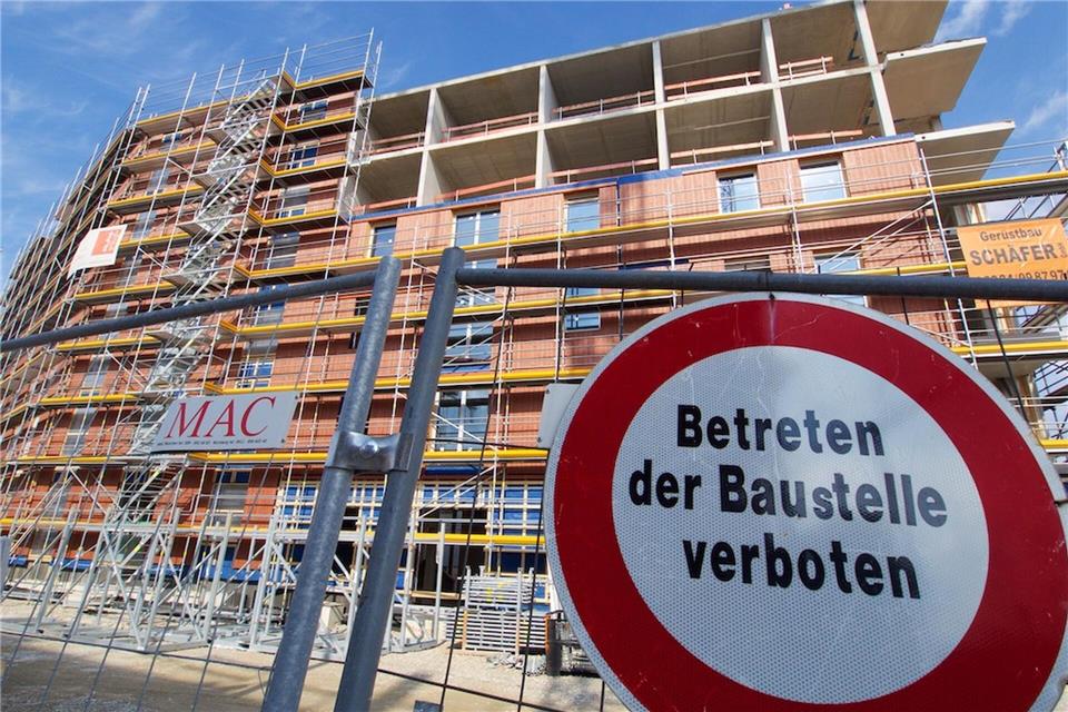 Für eine gewisse Zeit sollen Städte und Gemeinden zum Beispiel von Regeln für Bauprojekte abweichen dürfen. (Symbolbild)Carsten Hoefer/dpa