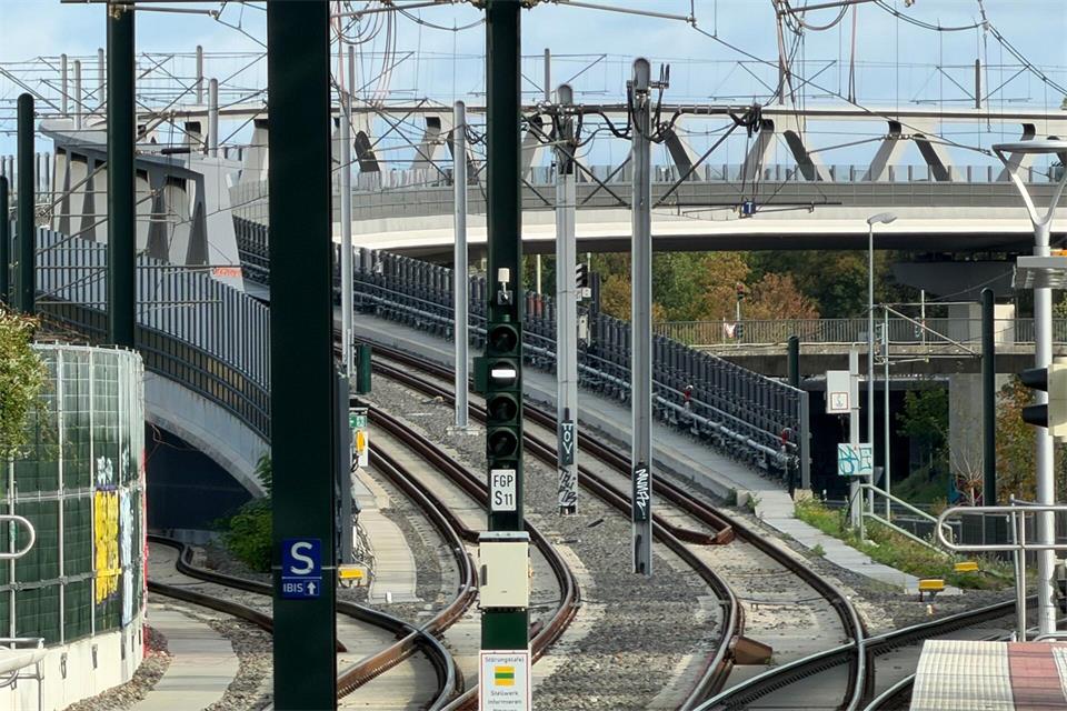 Für eine schnelle Verbindung zum Flughafen Düsseldorf soll die neue Stadtbahnlinie U80 sorgen. Dafür ist eine langgezogene Brücke über das Straßennetz entstanden.Volker Danisch, dpa