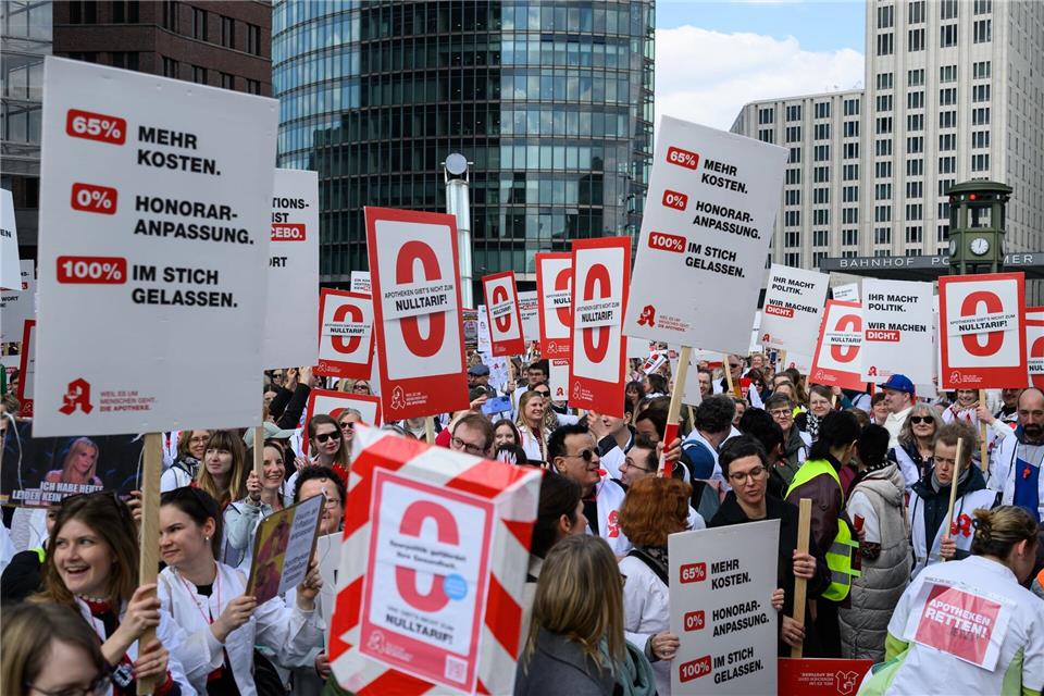 Für einen Tag schlossen viele Apotheken und auch in Berlin gingen Tausende Beschäftigte aus Protest auf die Straße.Soeren Stache/dpa