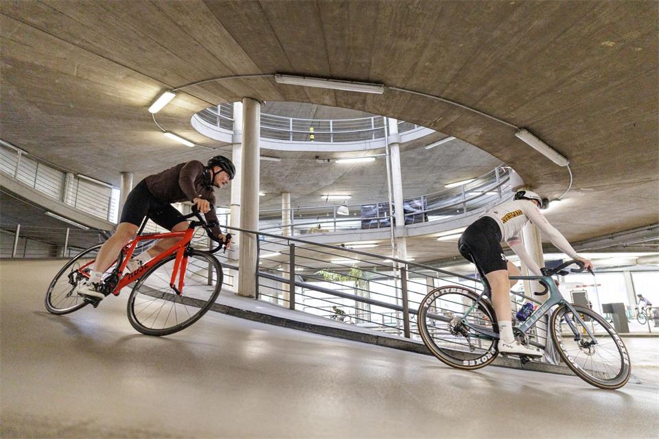 Für einen Tag wird ein Parkhaus in Osnabrück in eine Rennstrecke für Fahrräder verwandelt. David Ebener/dpa