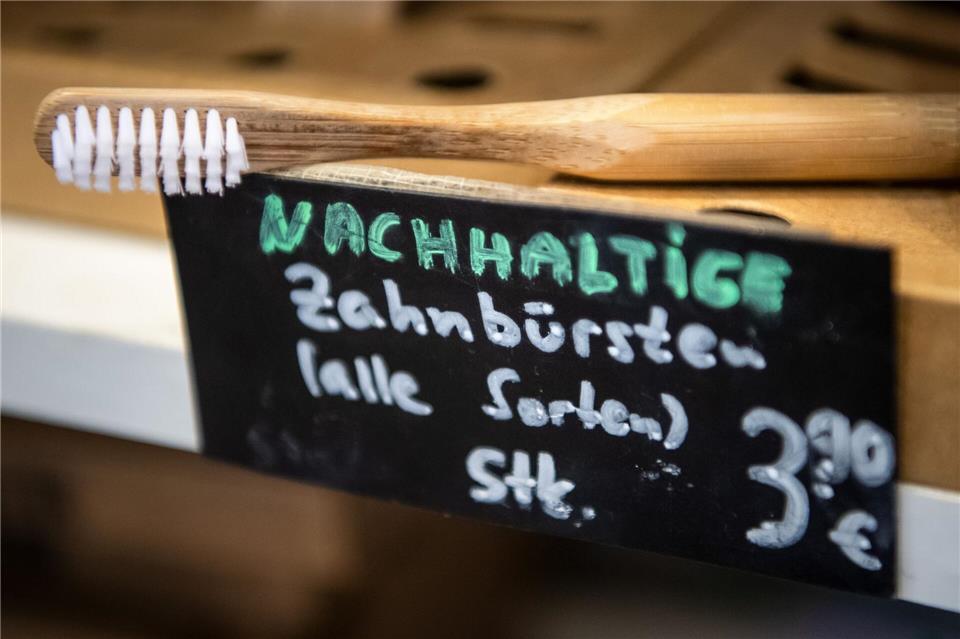 Für einen Teil der Konsumentinnen und Konsumenten spielt die Frage, ob ein Produkt das Kriterium „Nachhaltigkeit“ erfüllt, eine Rolle bei der Kaufentscheidung. (Symbolbild)Sina Schuldt/Deutsche Presse-Agentur GmbH/dpa