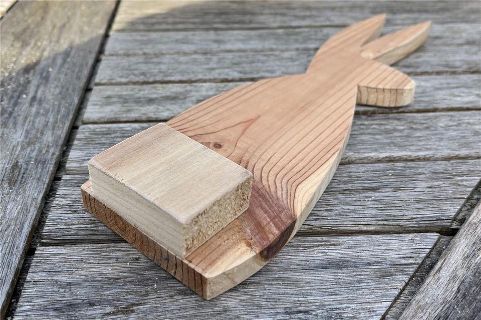 Für einen sicheren Stand am besten auf einer Seite der Figur einen Holzblock ankleben.DIY Academy/dpa-tmn