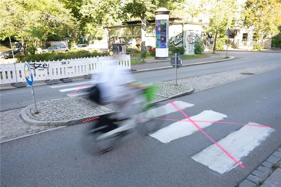 Für einen sicheren Weg über die Straße müssten Schulkinder und Anwohner nun weit laufen. (Archivbild)Sebastian Kahnert/dpa