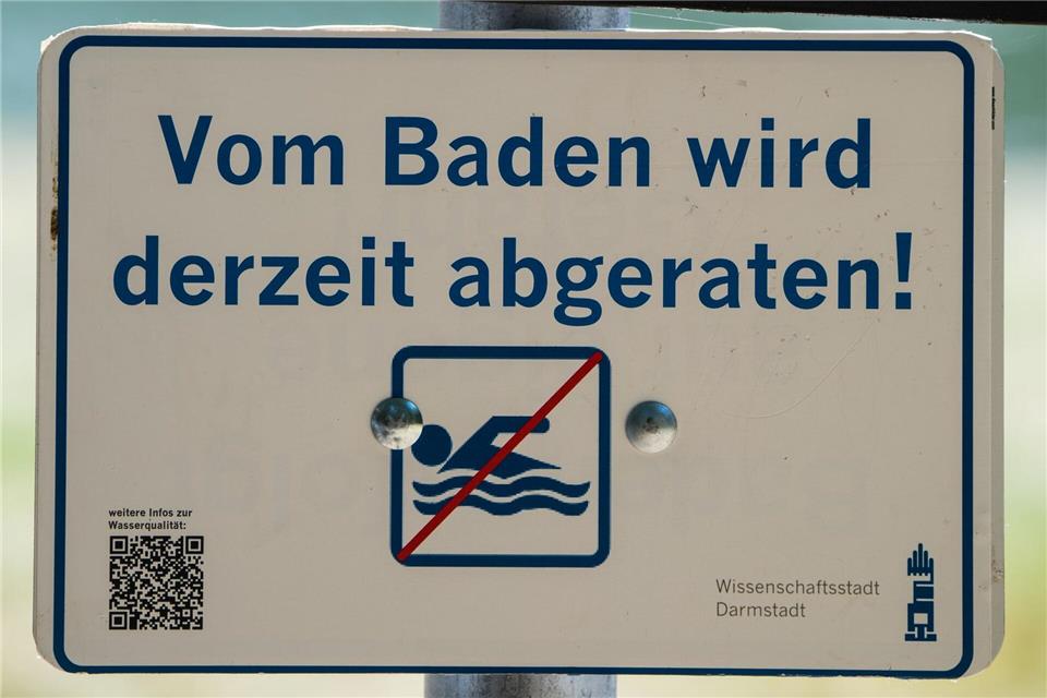 Für einige Seen in Hessen gelten Warnhinweise. (Symbolbild)Andreas Arnold/dpa