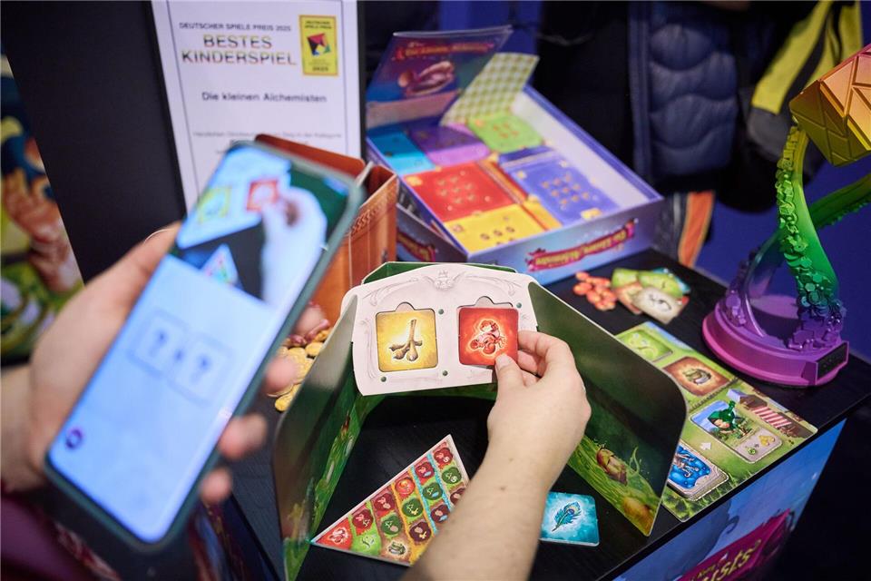 Branche: Gesellschaftsspiele vielfältiger und stark gefragt Für einige Spiele brauchen die Kinder eine App.Bernd Thissen/dpa