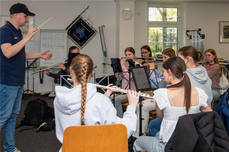 Für einige junge Mitglieder des Spielmannszugs Heiden ist der Grenzlandpokalwettstreit der erste Bühnenauftritt.