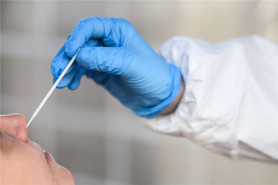 Für fingierte Corona-Tests soll ein Mann in Schwaben mehr als 200.000 Euro bekommen haben. (Symbolbild)Kira Hofmann/dpa-Zentralbild/dpa