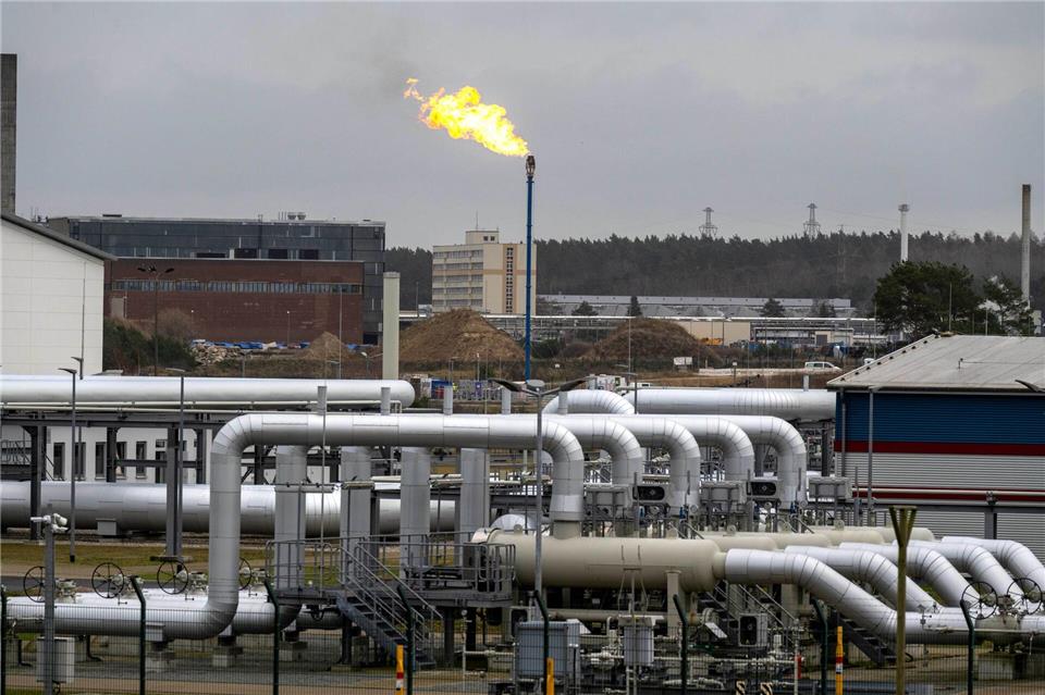 Für größere Entfernungen sind Leitungen die sinnvollste Art, Wasserstoff zu transportieren. (Archivbild)Stefan Sauer/dpa