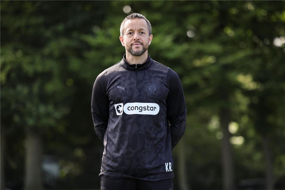 Für ihn ist der Innenraum im Bundesliga-Spiel bei Werder Bremen gesperrt: St. Paulis Athletiktrainer Karim Rashwan (Archiv)Christian Charisius/dpa
