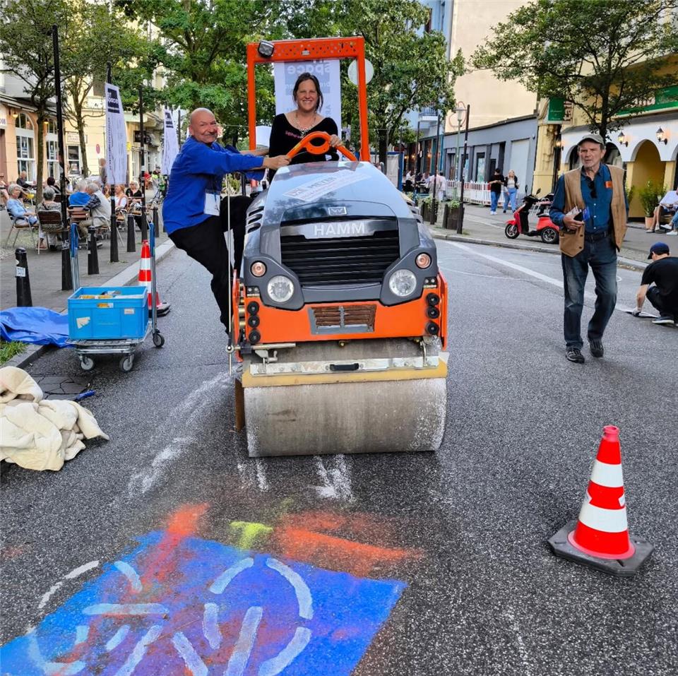 Für ihr Projekt vermessen Susanne von Bülow und Ruppe Koselleck den urbanen Raum mit einer Planierwalze und einem besonderen druckgrafischen Verfahren.