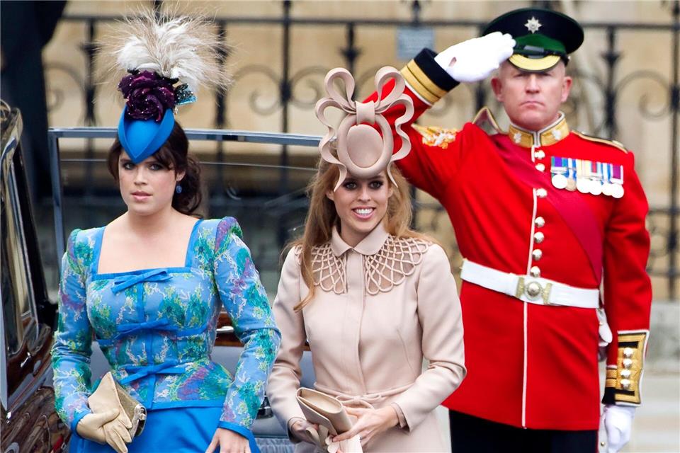 Für ihre Hutauswahl wurden die beiden Prinzessinnen damals verspottet. (Archivbild)Ian Langsdon/PA/EPA/dpa