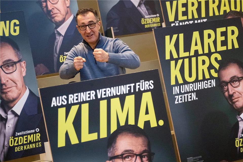 Für ihre Kampagne setzen die Grünen voll auf Spitzenkandidat Cem Özdemir. Marijan Murat/dpa