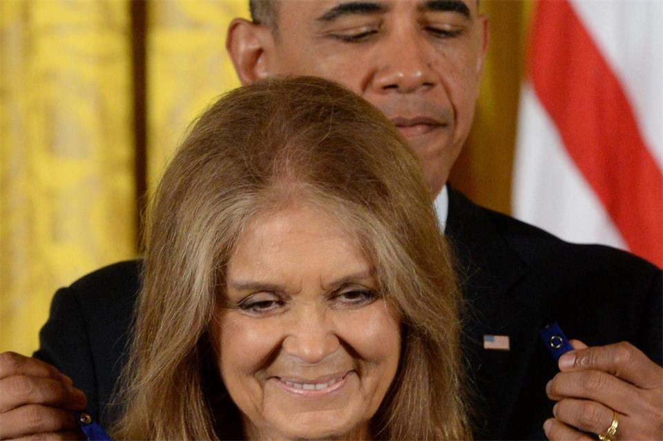Für ihren jahrzehntelangen Einsatz für Frauen- und Bürgerrechte verlieh ihr der damalige US-Präsident Barack Obama 2013 die Presidential Medal of Freedom, die höchste zivile Auszeichnung der Vereinigten Staaten.picture alliance / dpa