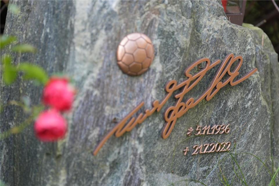 Für immer „Uns Uwe“: der Grabstein von Uwe Seeler auf dem Ohlsdorfer Friedhof in Hamburg. Marcus Brandt/dpa