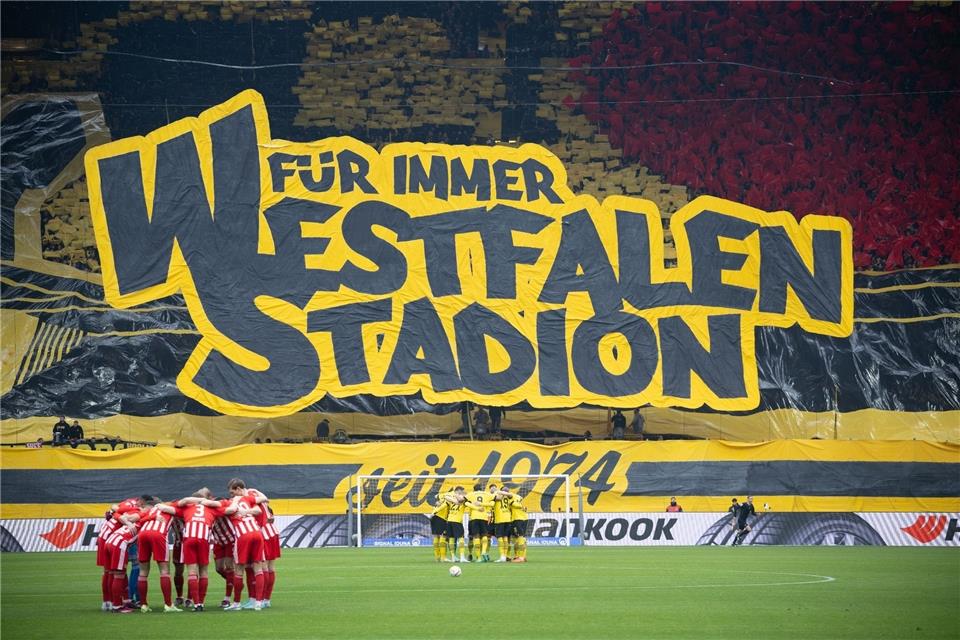"Für immer Westfalenstadion" steht auf einer riesigen Plane auf der Zuschauertribüne.