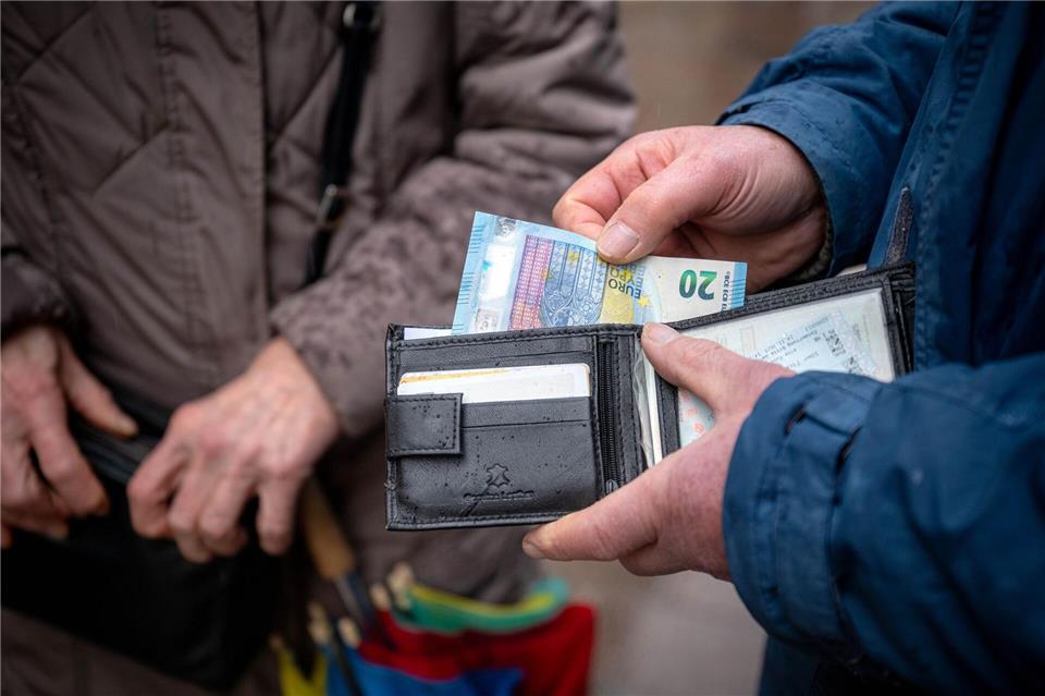 Für immer mehr Rentner in Sachsen ist das Geld so knapp, dass sie Grundsicherung beantragen müssen. (Symbolbild)Sina Schuldt/dpa