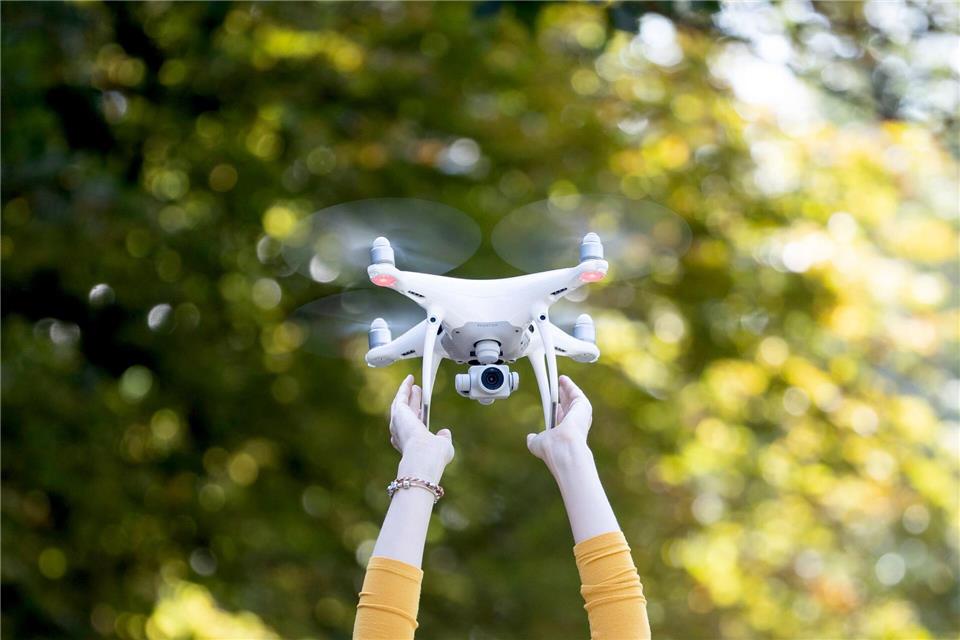 Für jede Drohne, die im Freien betrieben wird, ist eine Haftpflichtversicherung vorgeschrieben.picture alliance / dpa-tmn