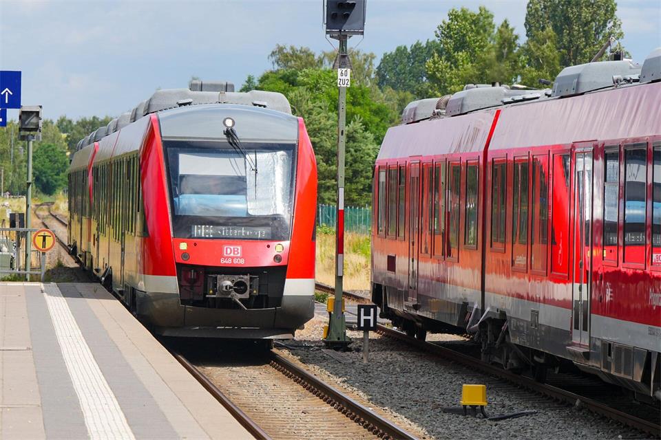 Für jede Zugfahrt fällt in Deutschland eine sogenannte Schienenmaut an. Für den Nahverkehr könnte diese deutlich steigen - eine Klage soll das nun verhindern. (Archivbild)Soeren Stache/dpa
