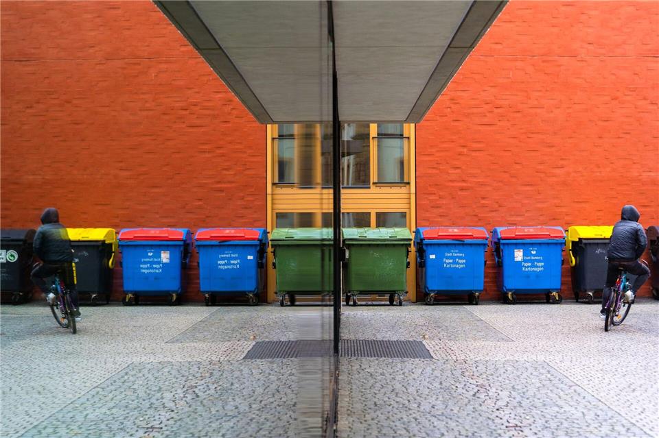 Für jeden Abfall gibt es die passende Tonne – jetzt muss man den Müll nur noch richtig einsortieren.Nicolas Armer/dpa/dpa-tmn