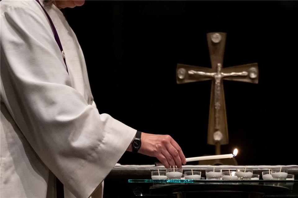 Für jeden von Ihnen wird vor dem Altar eine Kerze entzündet. Fabian Strauch/dpa