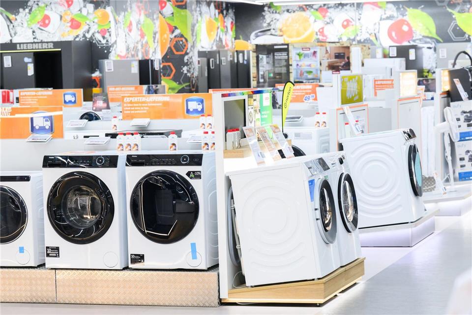 Für jedes Waschmaschinenmodell sollen Ersatzteile künftig mindestens für eine Dauer von zehn Jahren nach Ende der Produktion zur Verfügung stehen. (Symbolbild)Julian Stratenschulte/dpa