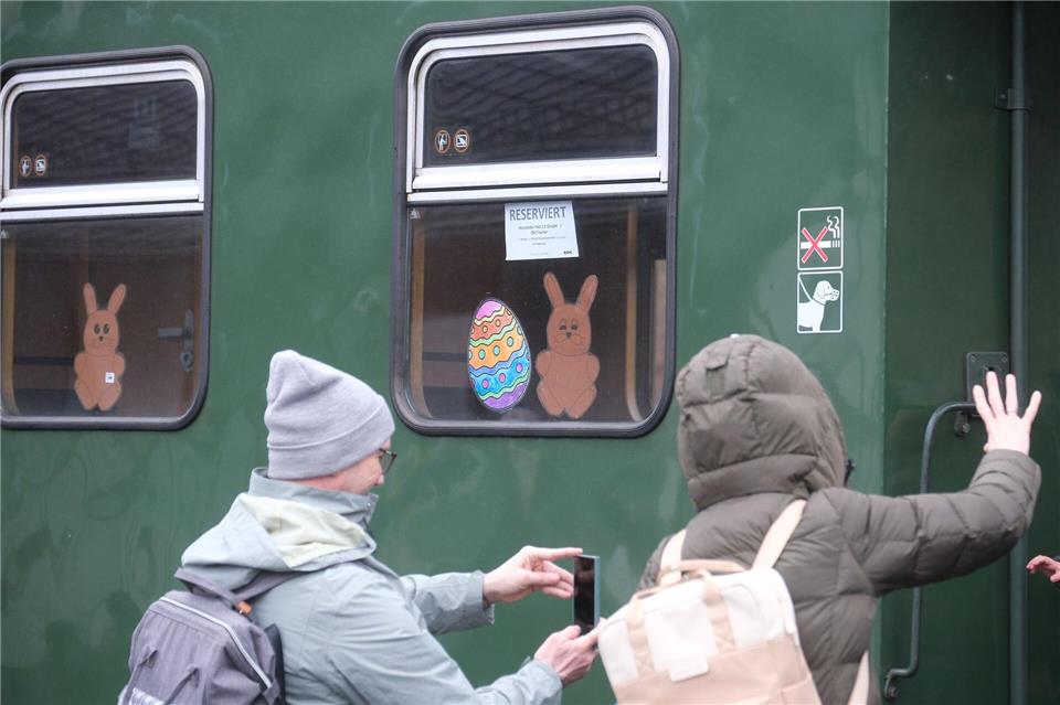 Für kleine Fahrgäste stand eine Ostereiersuche auf dem Programm. Sebastian Willnow/dpa