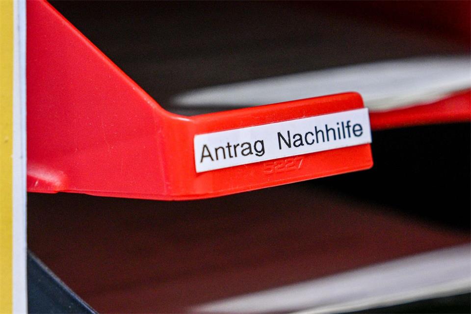 Für kommerzielle Angebote, die sich gezielt an Minderjährige richten, gibt es bislang keine verbindlichen Kinderschutz-Standards. (Symbolbild)Jens Kalaene/dpa