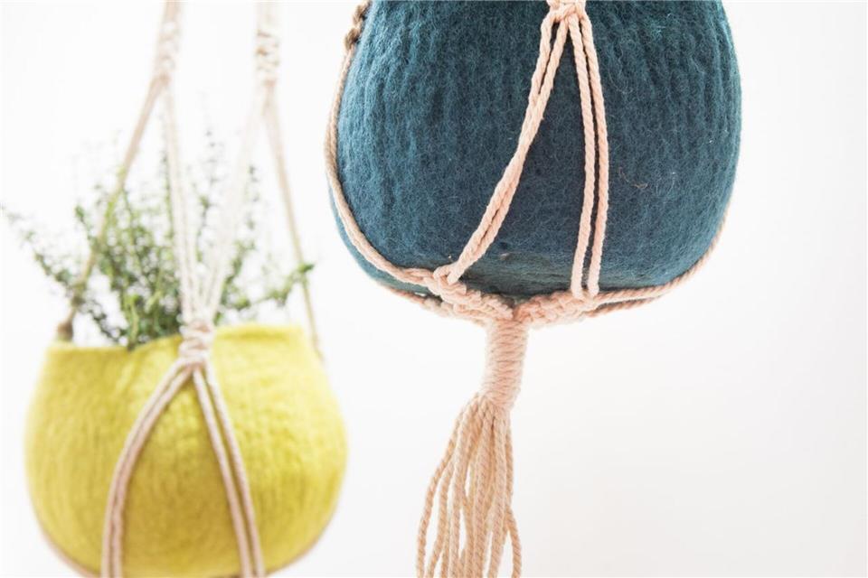 Für kreative Köpfe: Aus Seilresten kann man Halterungen für die Übertöpfe der Zimmerpflanzen selbst basteln.Franziska Gabbert/dpa-tmn