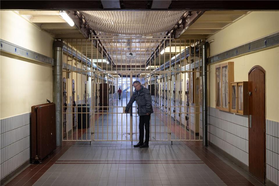 Für manche Häftlinge in Hessen können sich vor Weihnachten die Gittertüren vorzeitig öffnen. (Archivbild)Boris Roessler/dpa