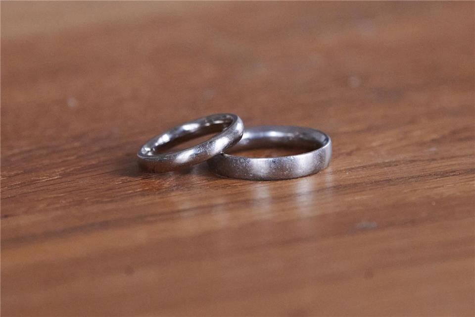 Für manche Paare ist ein das Heiraten an einem bestimmten Datum wichtig. (Symbolbild)Annette Riedl/dpa