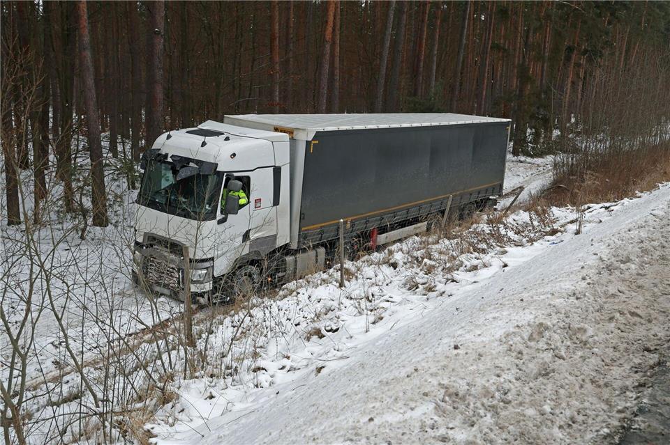 Für manchen Lastwagen endete die Fahrt neben der Straße.Bernd Wüstneck/dpa