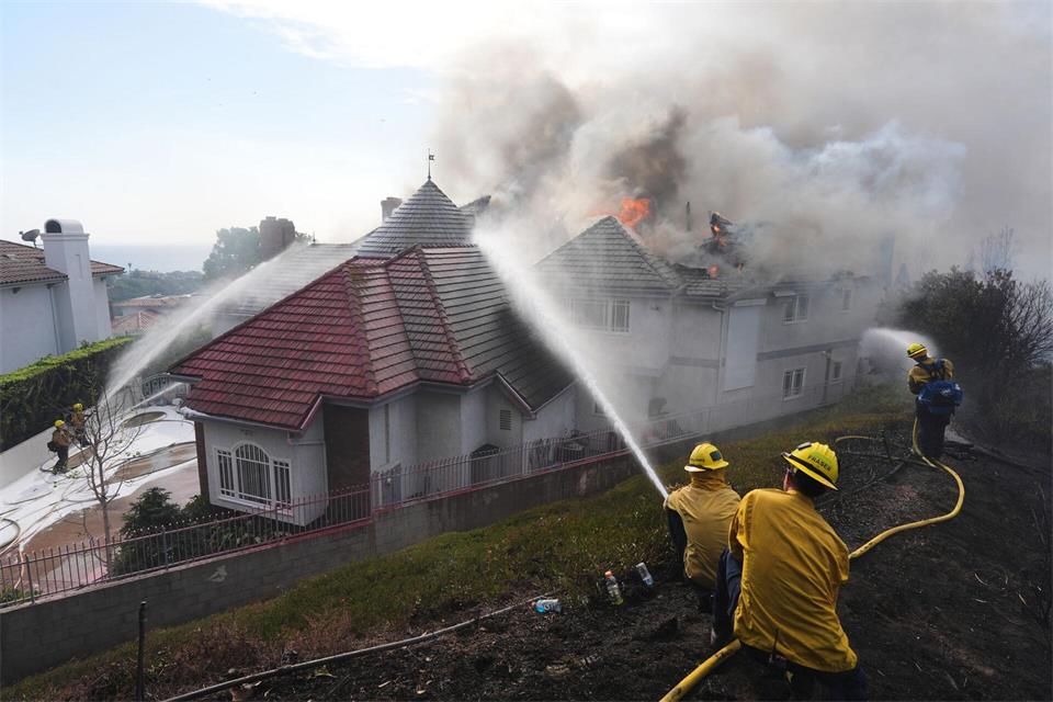 Für mehrere Gebiete galten Evakuierungsanordnungen.Jae C. Hong/AP/dpa