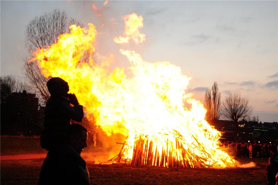 Für öffentliche Osterfeuer ist eine Genehmigung nötig. (Symbolfoto)Simon Kremer/dpa
