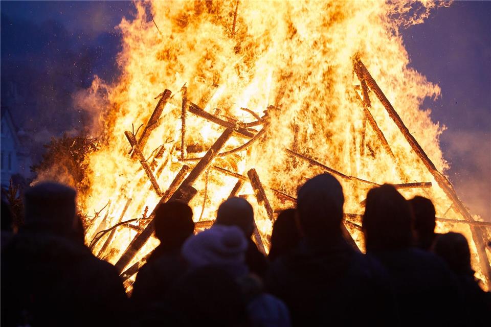 Für private Osterfeuer gibt es strenge rechtliche Vorgaben. (Archivbild)Georg Wendt/dpa