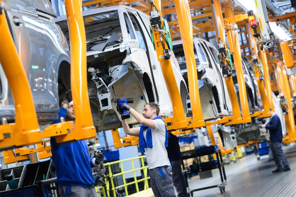 Für rund 130.000 VW-Beschäftigte fordert die IG Metall mehr Geld. (Archivbild)Julian Stratenschulte/dpa