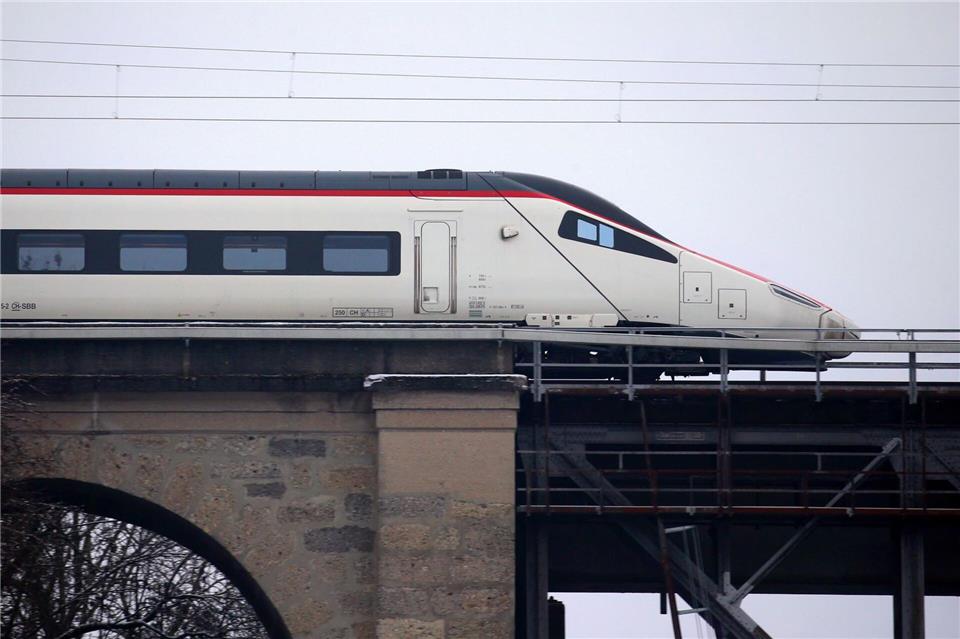 Für rund 220 Fahrgäste endet die Reise vorzeitig. (Symbolbild)Karl-Josef Hildenbrand/dpa