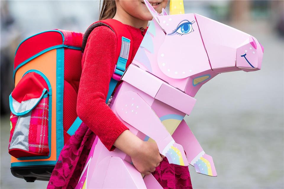 Für rund 890.000 Schülerinnen und Schüler an den allgemeinbildenden Schulen beginnt nach den Sommerferien wieder der Unterricht. Am kommenden Samstag werden rund 80.000 Kinder neu eingeschult. (Symbolbild)Moritz Frankenberg/dpa