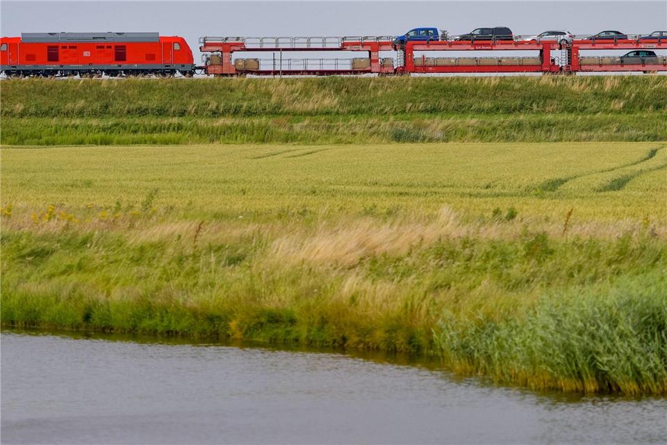 Für rund eine Stunde war die Bahnstrecke nach Sylt am Montag gesperrt. (Symbolbild)Axel Heimken/dpa