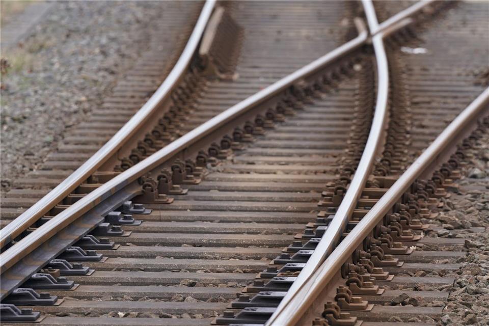 Für rund zehn Stunden kam kein Zug in Zuzenhausen durch. (Symbolbild)Marcus Brandt/dpa