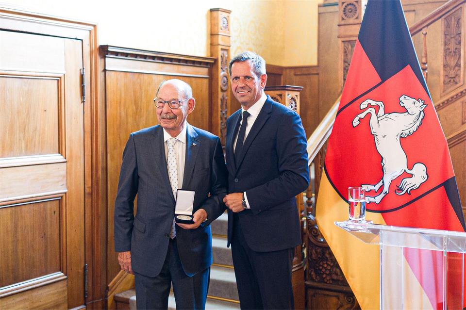 Für sein jahrzehntelanges Engagement erhält Michael Fürst die Landesmedaille.Moritz Frankenberg/dpa