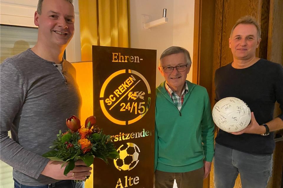 Für sein langjähriges Engagement als Leiter der Altherren-Abteilung in Groß Reken ist Theo Ewering (mitte) zum Ehrenvorsitzenden ernannt worden. SC Reken-Vorsitzender Olaf Lange (rechts) und sein Nachfolger Friedhelm Bonn gratulierten.