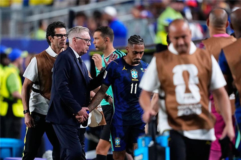 Für seine Nähe zu den Spielern bekannt: Carlo Ancelotti. (Archivbild)Petr David Josek/AP/dpa